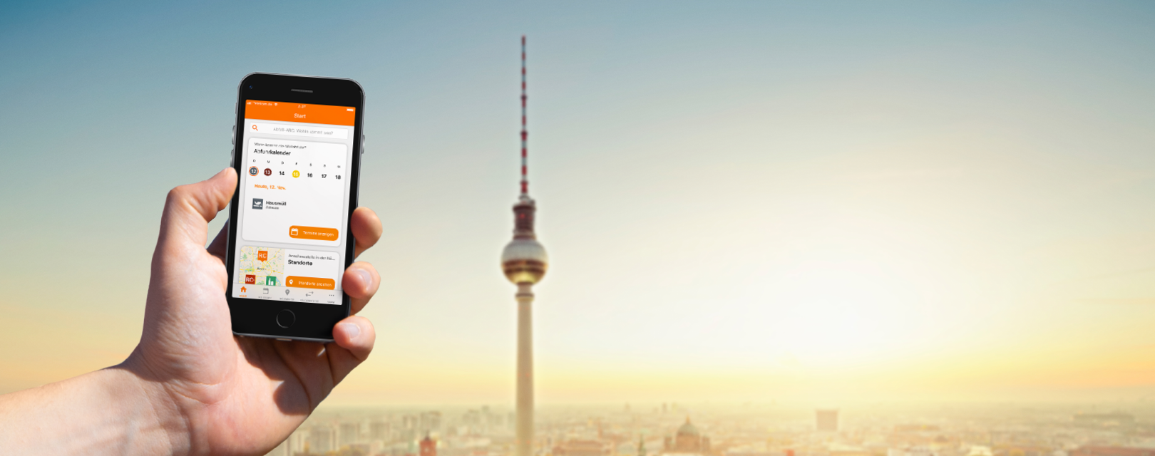 Smartphone mit offener BSR-App, im Hintergrund der Fehrnsehturm mit Alexanderplatz, Berlin