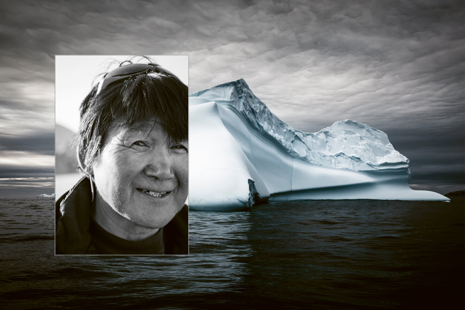 Fotocollage: Ein Portrait eines lächelnden Mannes aus Grönland vor einer Landschaftsaufnahme schwimmender Eisberge auf dem arktischen Meer.