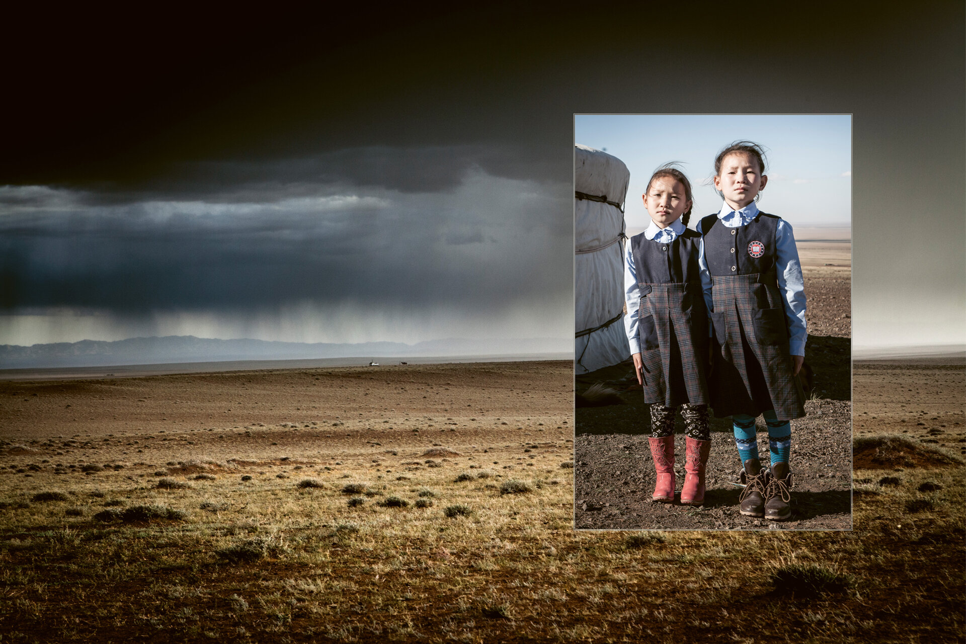 Fotocollage: Zwei mongolische Schulkinder in Uniform, dahinter eine Landschaftsaufnahme der mongolischen Steppe – der Wüste Gobi.