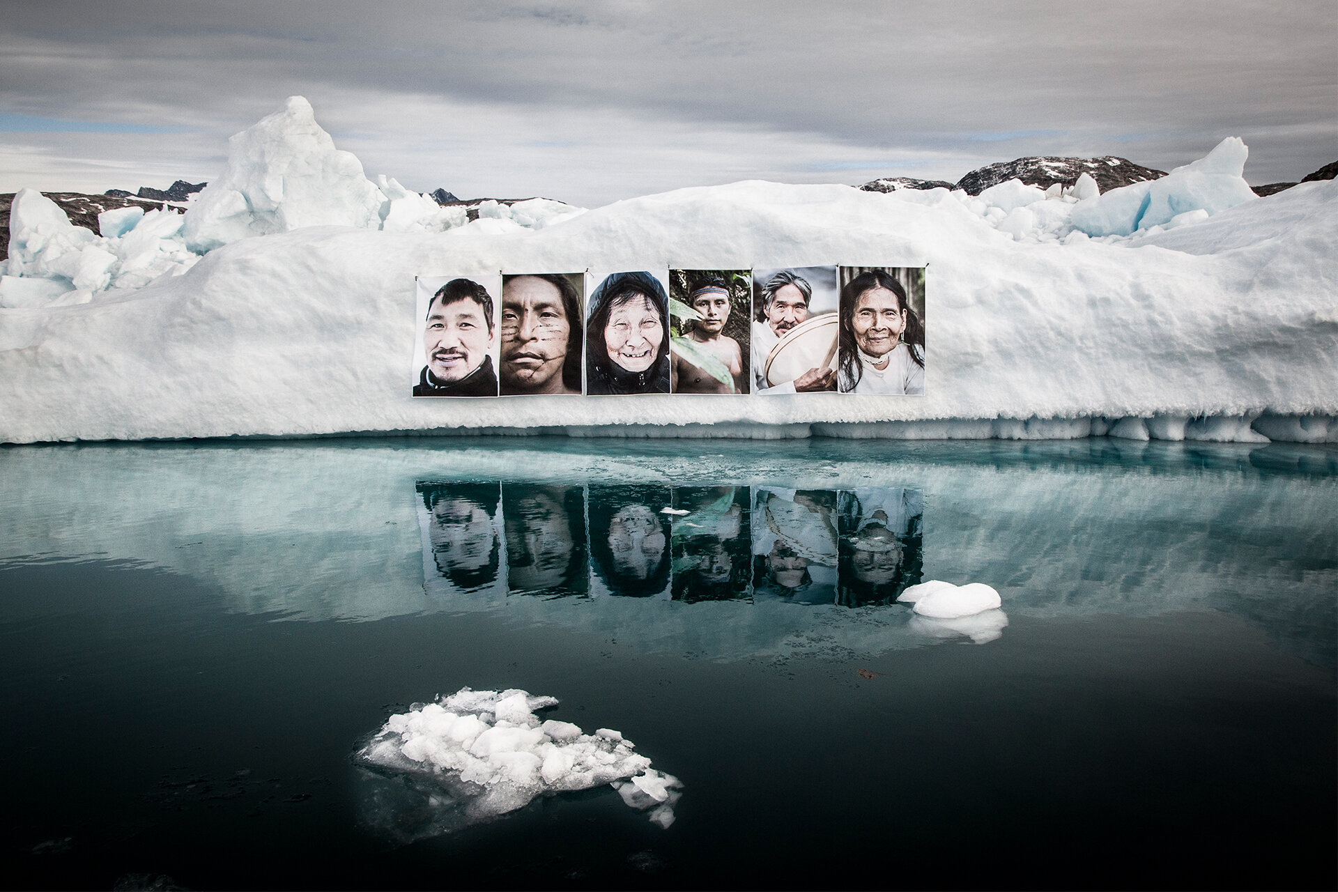 Fotocollage: Sechs Portraits indigener Menschen arrangiert auf einer Landschaftsaufnahme mit schwimmenden Eisbergen auf dem arktischen Meer.