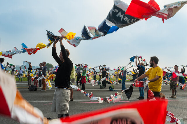 Weltrekord: Menschen knüpfen die längste Plastiktütenkette der Welt